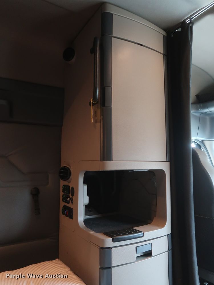 image for item DH0840 2014 Freightliner Cascadia 125 semi truck