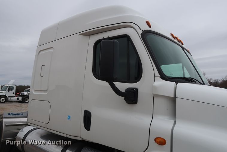 image for item DH0840 2014 Freightliner Cascadia 125 semi truck