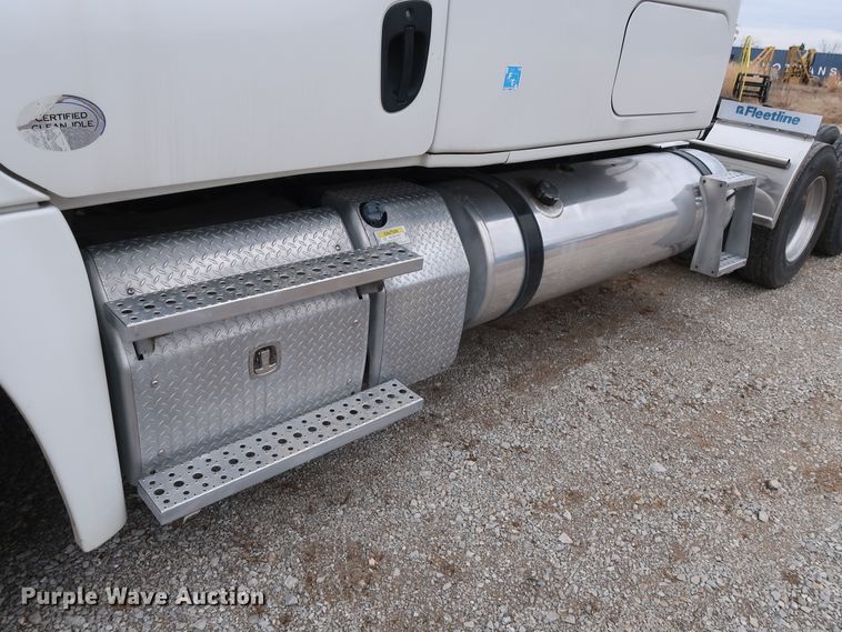 image for item DH0840 2014 Freightliner Cascadia 125 semi truck