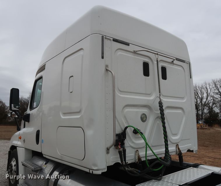 image for item DH0840 2014 Freightliner Cascadia 125 semi truck