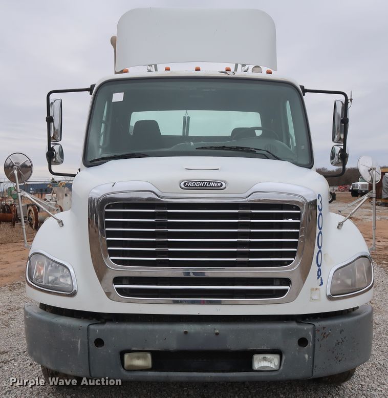 image for item DH0841 2011 Freightliner Business Class M2 semi truck