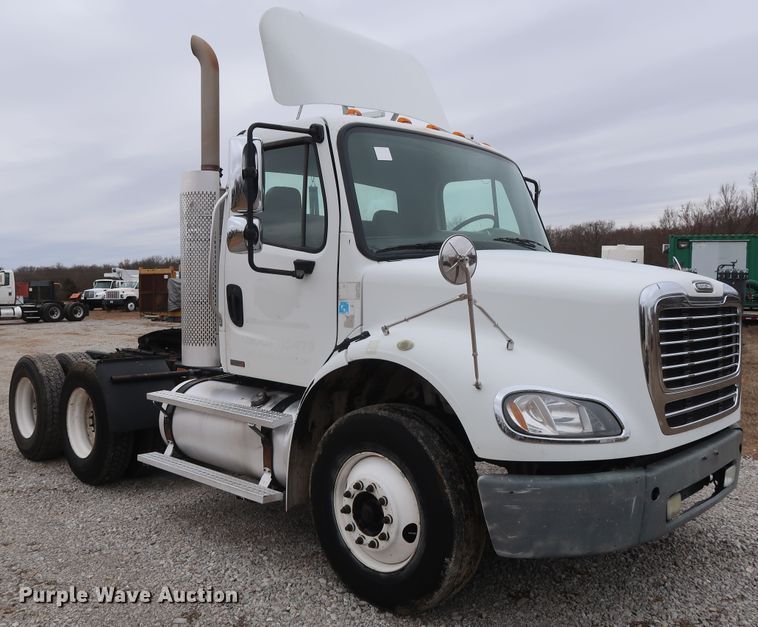 image for item DH0841 2011 Freightliner Business Class M2 semi truck