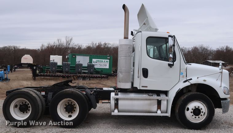 image for item DH0841 2011 Freightliner Business Class M2 semi truck