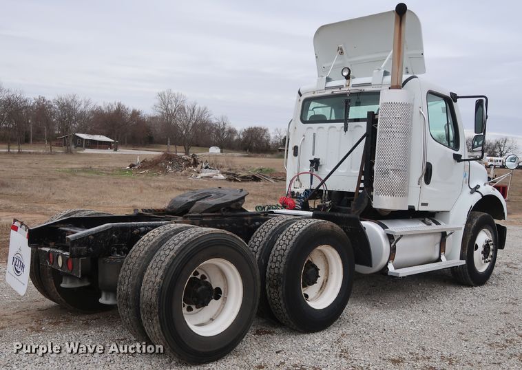 image for item DH0841 2011 Freightliner Business Class M2 semi truck