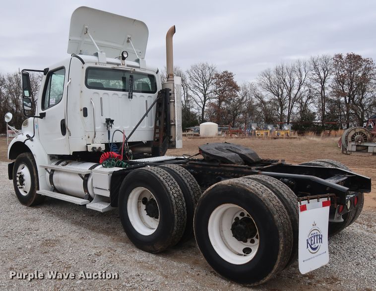 image for item DH0841 2011 Freightliner Business Class M2 semi truck