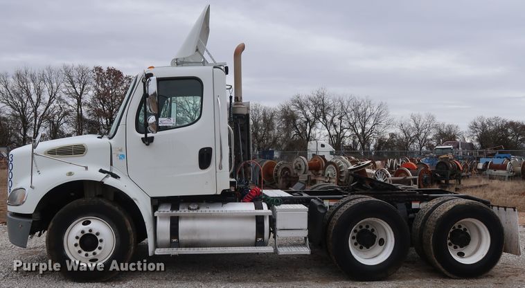 image for item DH0841 2011 Freightliner Business Class M2 semi truck