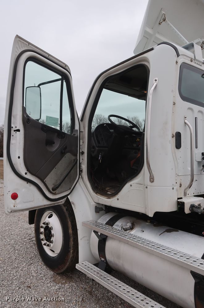 image for item DH0841 2011 Freightliner Business Class M2 semi truck