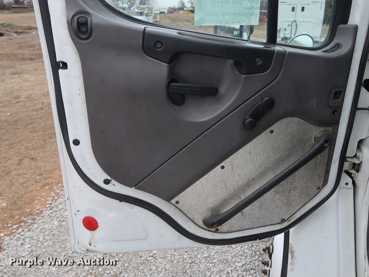 image for item DH0841 2011 Freightliner Business Class M2 semi truck