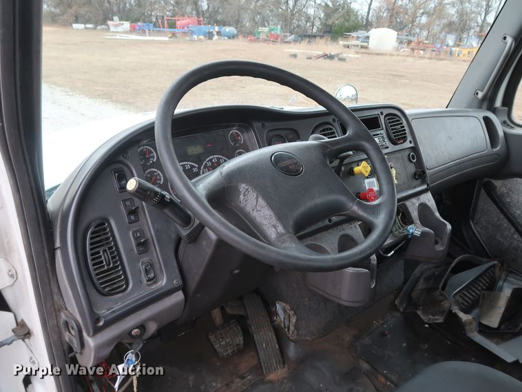 image for item DH0841 2011 Freightliner Business Class M2 semi truck