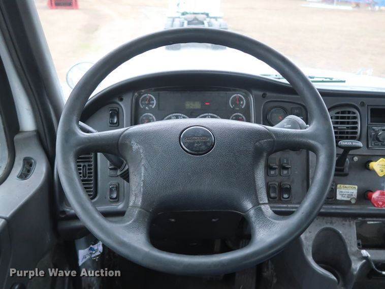 image for item DH0841 2011 Freightliner Business Class M2 semi truck