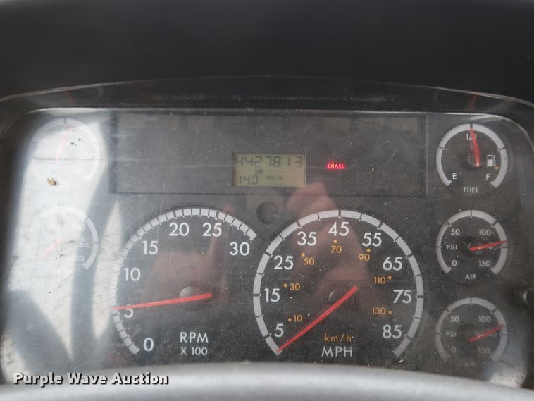 image for item DH0841 2011 Freightliner Business Class M2 semi truck