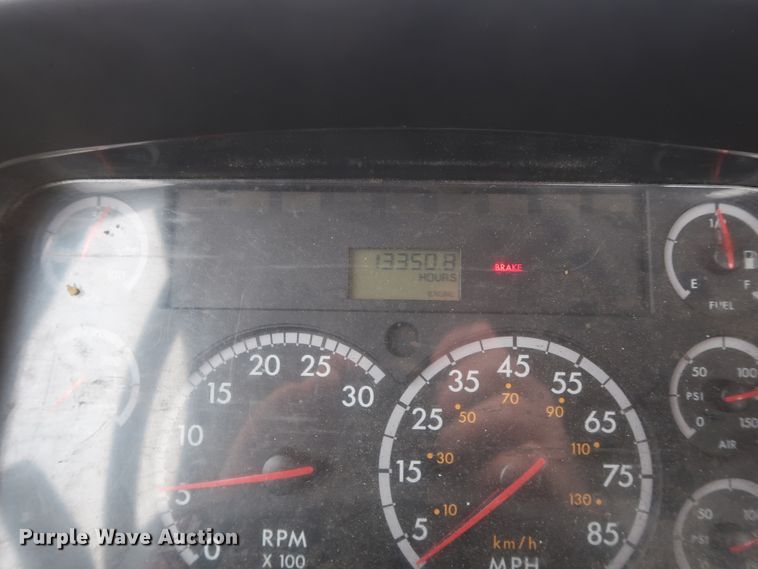 image for item DH0841 2011 Freightliner Business Class M2 semi truck