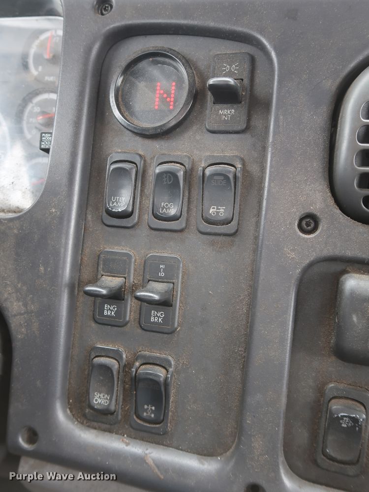 image for item DH0841 2011 Freightliner Business Class M2 semi truck