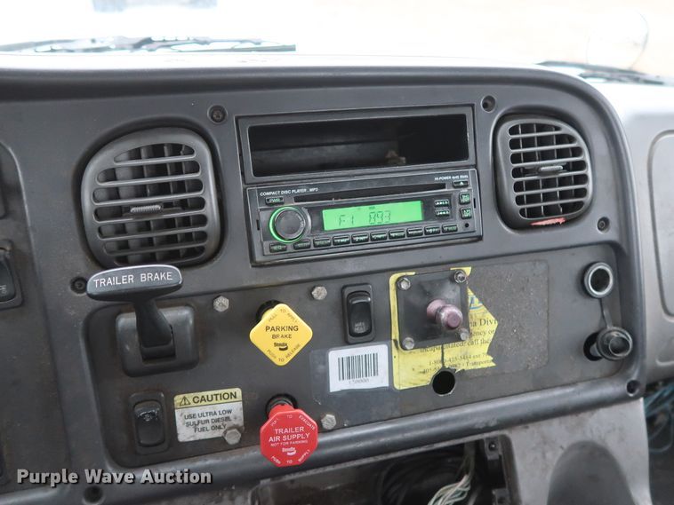 image for item DH0841 2011 Freightliner Business Class M2 semi truck