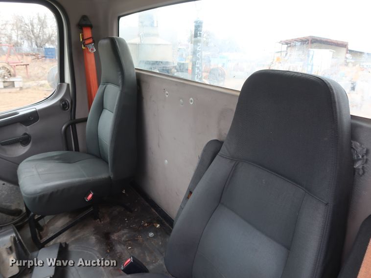 image for item DH0841 2011 Freightliner Business Class M2 semi truck