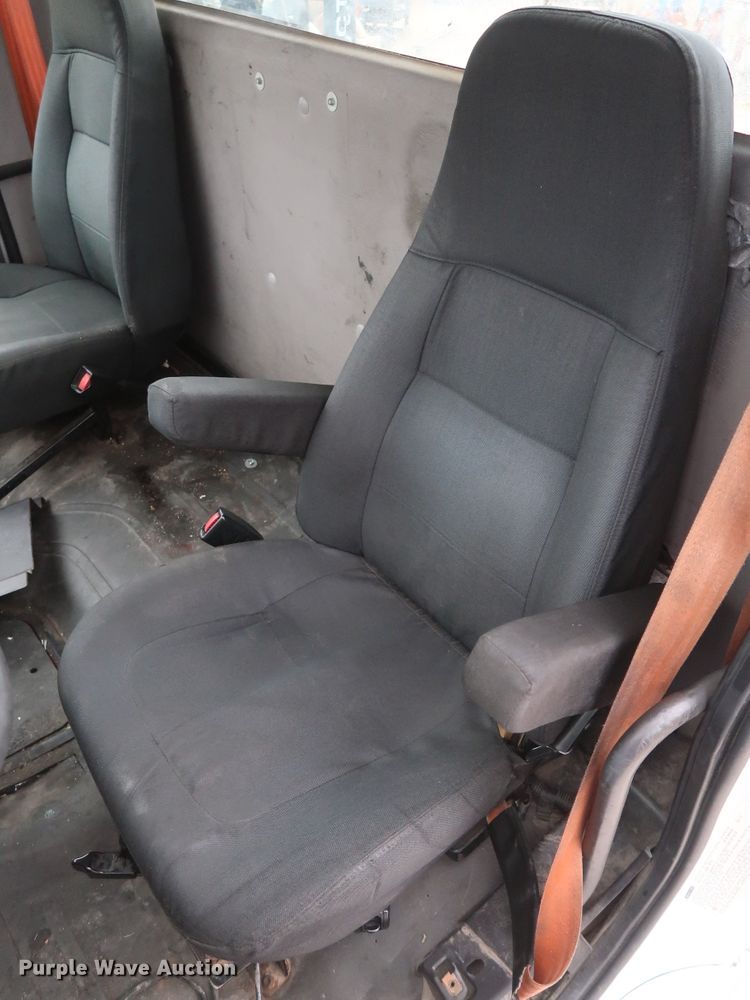 image for item DH0841 2011 Freightliner Business Class M2 semi truck