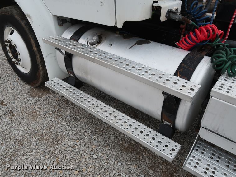 image for item DH0841 2011 Freightliner Business Class M2 semi truck