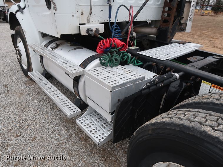 image for item DH0841 2011 Freightliner Business Class M2 semi truck