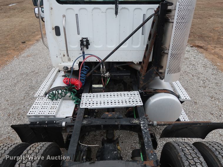 image for item DH0841 2011 Freightliner Business Class M2 semi truck