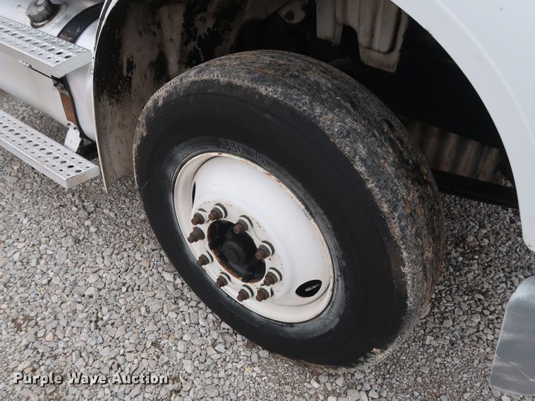 image for item DH0841 2011 Freightliner Business Class M2 semi truck