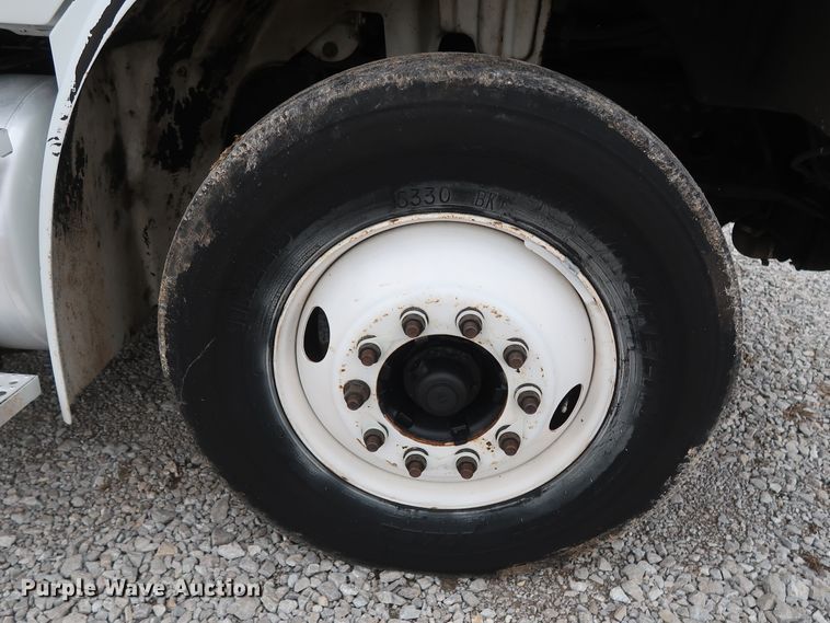 image for item DH0841 2011 Freightliner Business Class M2 semi truck