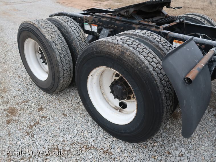 image for item DH0841 2011 Freightliner Business Class M2 semi truck