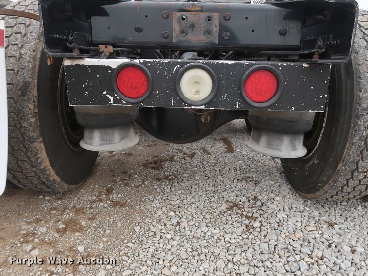 image for item DH0841 2011 Freightliner Business Class M2 semi truck