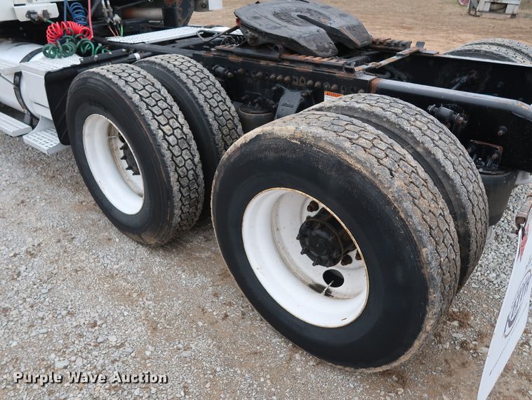 image for item DH0841 2011 Freightliner Business Class M2 semi truck