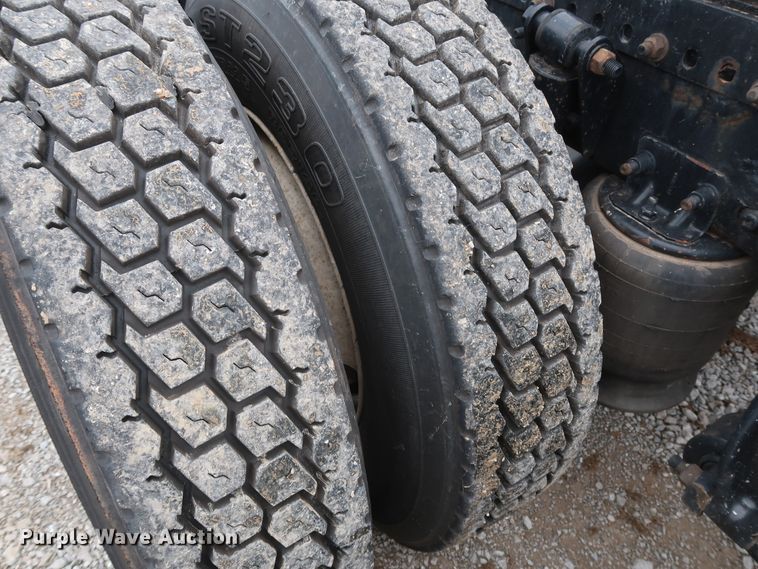 image for item DH0841 2011 Freightliner Business Class M2 semi truck