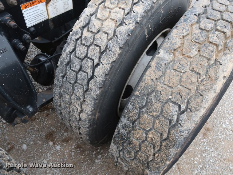 image for item DH0841 2011 Freightliner Business Class M2 semi truck