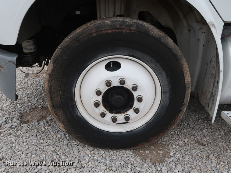 image for item DH0841 2011 Freightliner Business Class M2 semi truck