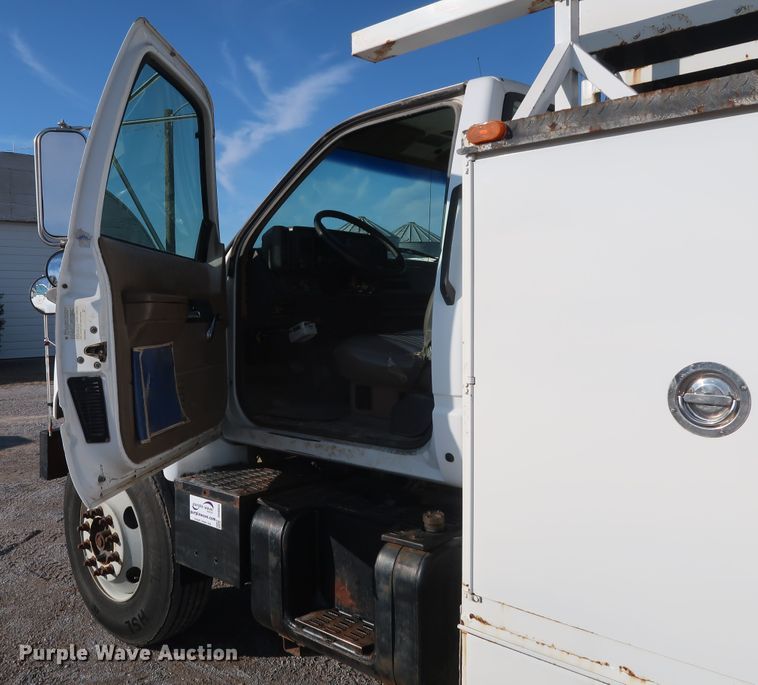 image for item DH0855 1999 GMC C7500 service truck