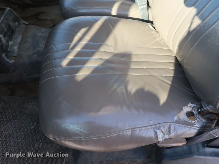 image for item DH0855 1999 GMC C7500 service truck