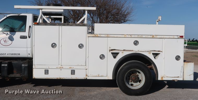 image for item DH0855 1999 GMC C7500 service truck