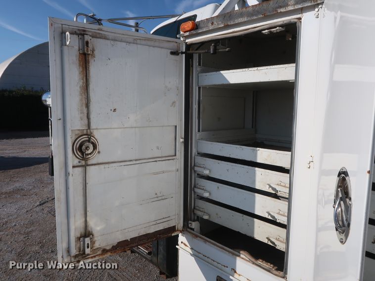 image for item DH0855 1999 GMC C7500 service truck