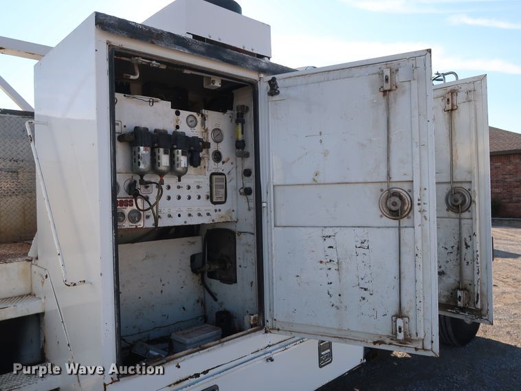 image for item DH0855 1999 GMC C7500 service truck