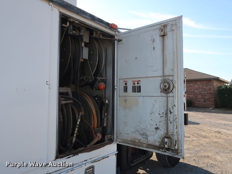 image for item DH0855 1999 GMC C7500 service truck