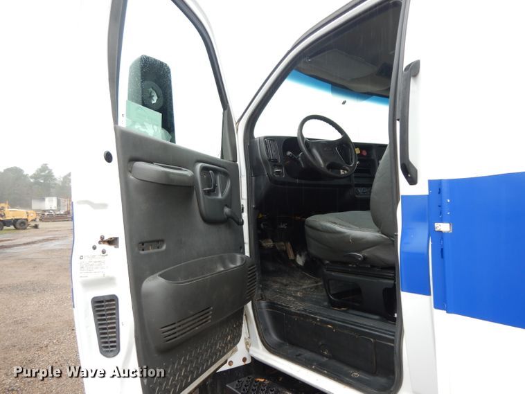 image for item DH2358 2003 Chevrolet C7500 utility truck
