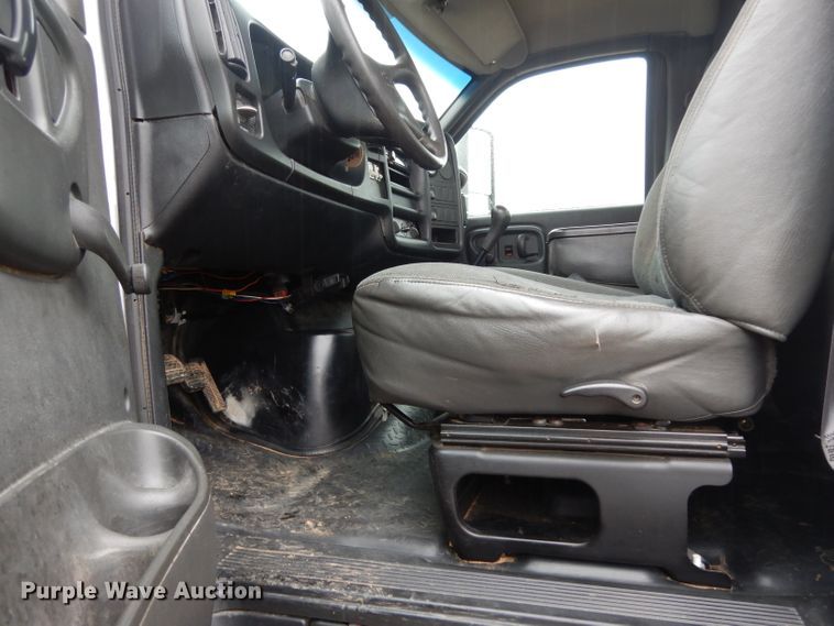 image for item DH2358 2003 Chevrolet C7500 utility truck