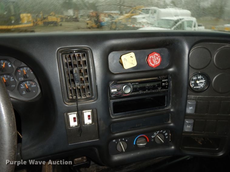 image for item DH2358 2003 Chevrolet C7500 utility truck