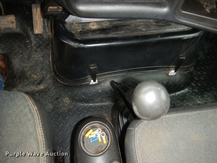 image for item DH2358 2003 Chevrolet C7500 utility truck