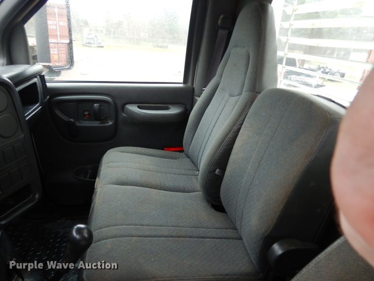 image for item DH2358 2003 Chevrolet C7500 utility truck