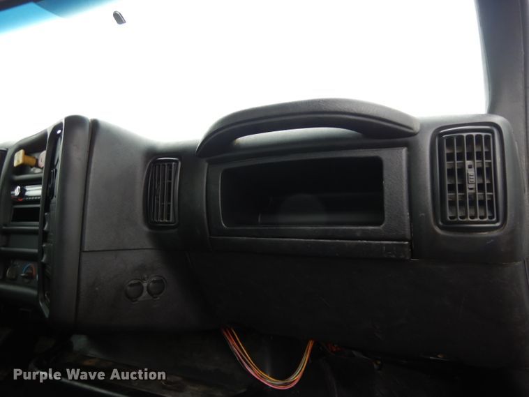 image for item DH2358 2003 Chevrolet C7500 utility truck