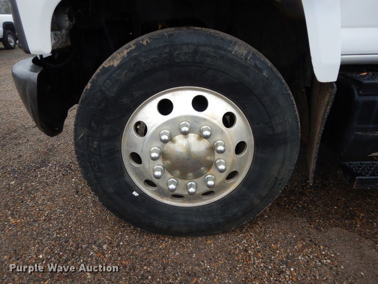 image for item DH2358 2003 Chevrolet C7500 utility truck