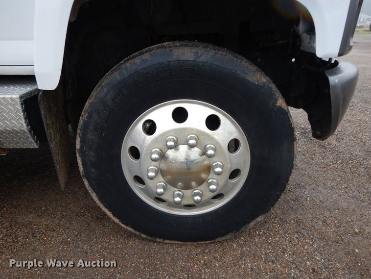image for item DH2358 2003 Chevrolet C7500 utility truck