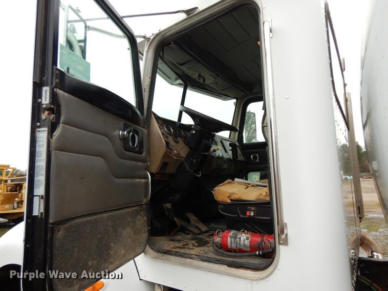 image for item DH2362 2006 Peterbilt 335 water truck