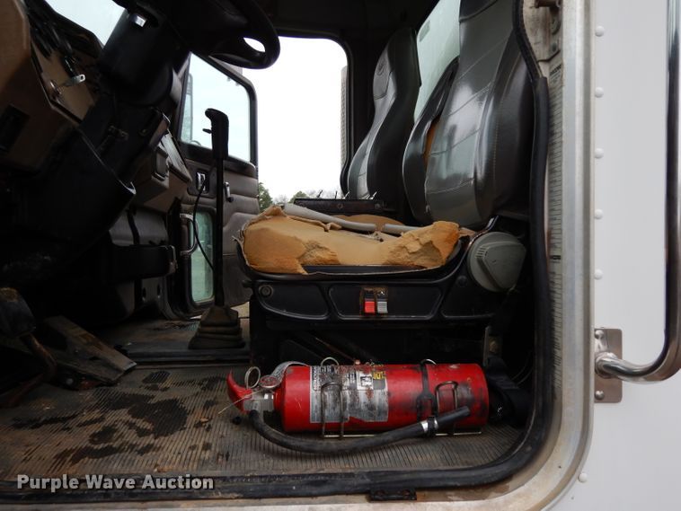 image for item DH2362 2006 Peterbilt 335 water truck