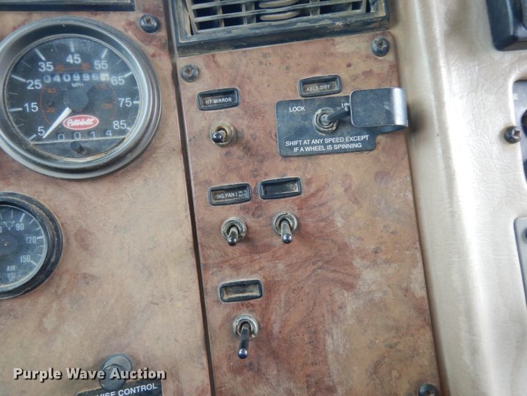 image for item DH2362 2006 Peterbilt 335 water truck