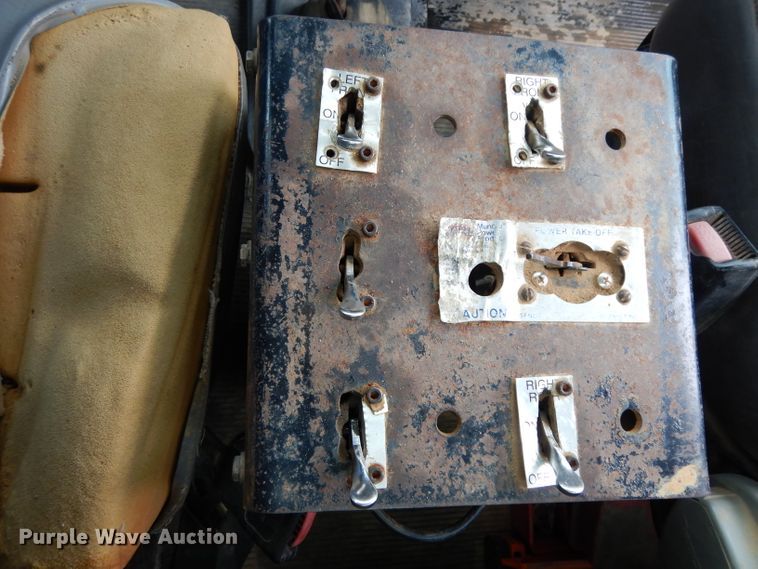 image for item DH2362 2006 Peterbilt 335 water truck