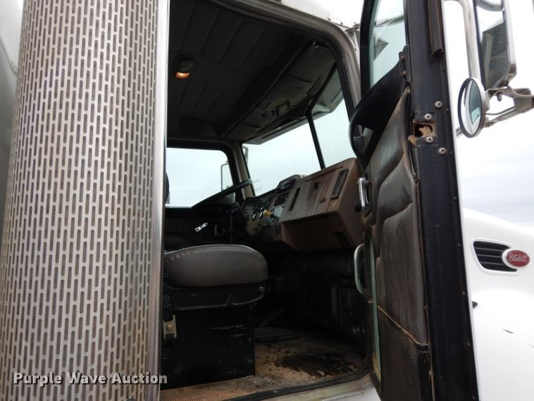 image for item DH2362 2006 Peterbilt 335 water truck